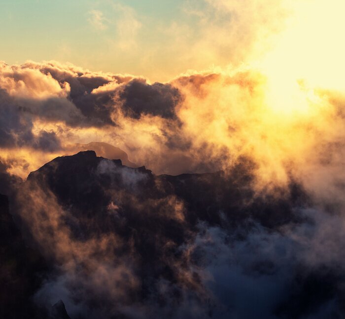 Bild Landschaft der Berge in den Wolken