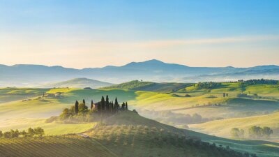 Landschaft der Toskana im Morgennebel