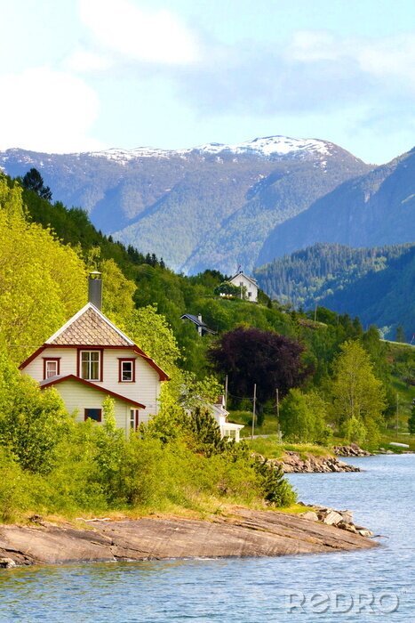 Bild Landschaft mit einem norwegischen Haus