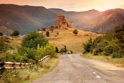 Bild Landschaft mit Kirche in Georgien