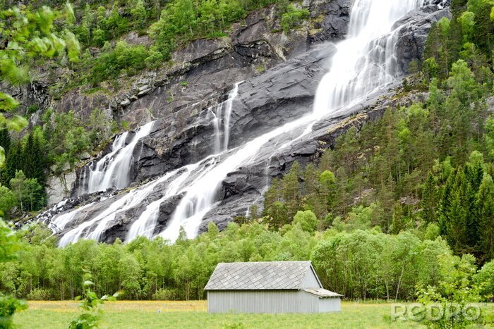Bild Landschaft mit Wasserfall und Hütte