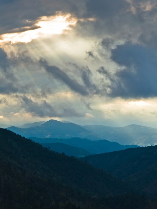 Bild Landschaft von Bergen und Wolken