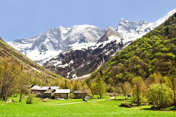 Bild Landschaft von Häuschen am Fuße der Berge