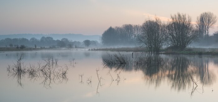 Bild Landschaft von See im Nebel mit Sonne leuchten bei Sonnenaufgang