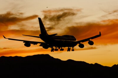 Bild Landung eines Flugzeugs in der untergehenden Sonne