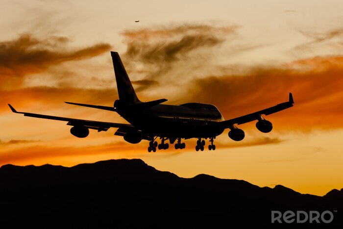 Bild Landung eines Flugzeugs in der untergehenden Sonne