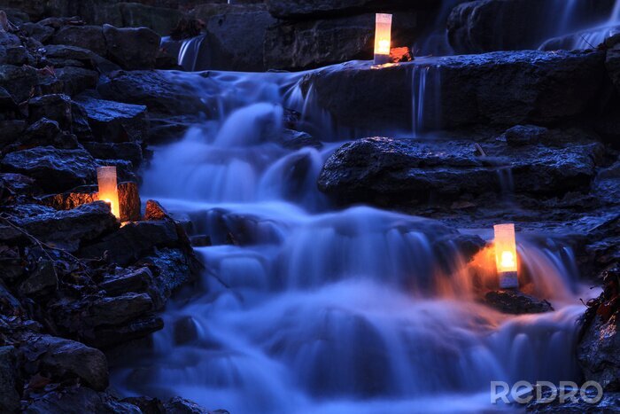Bild Laternen auf Wasserfall