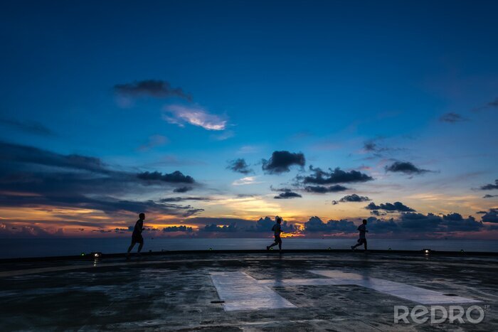 Bild Laufende Menschen beim Sonnenuntergang