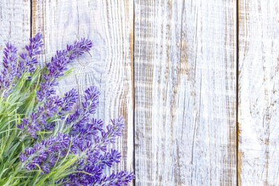 Bild Lavendelblüten auf Holzbrettern
