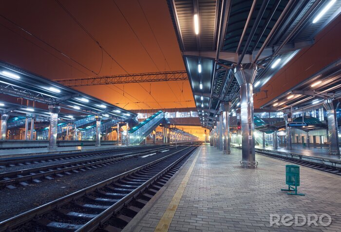 Bild Leerer Bahnhof bei Nacht