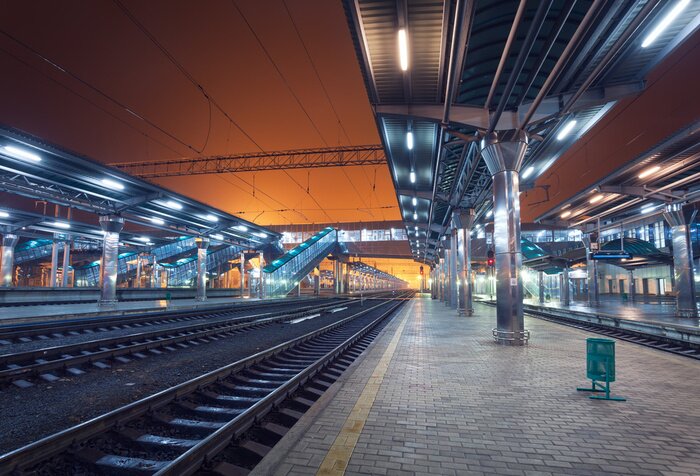 Bild Leerer Bahnhof bei Nacht