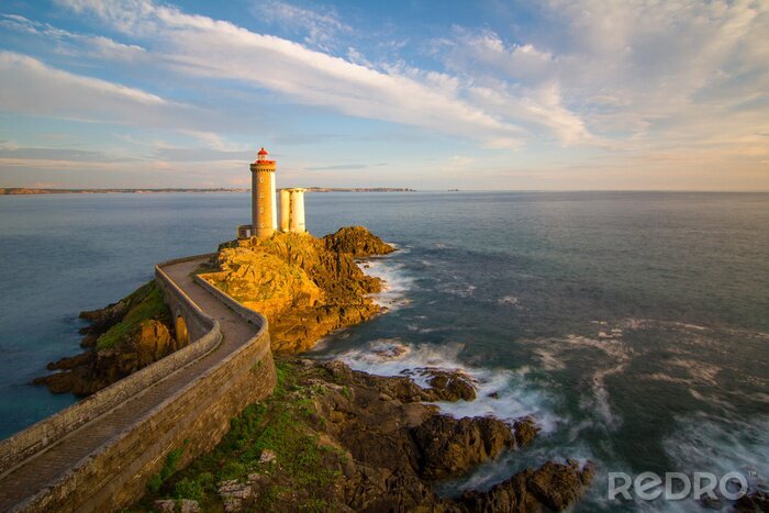 Bild Leuchtturm auf felsiger Landzunge