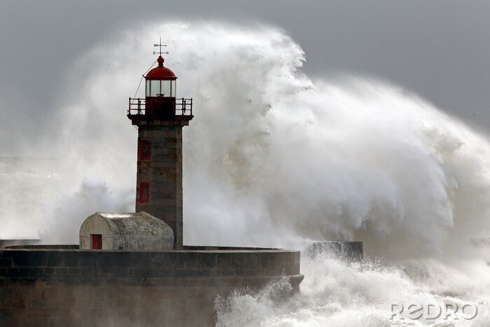Bild Leuchtturm bei hohen Wellen