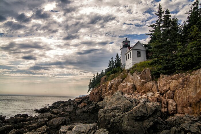 Bild Leuchtturm und Häuschen auf Felsen