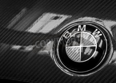 Bild Logo BMW vor grauem Hintergrund