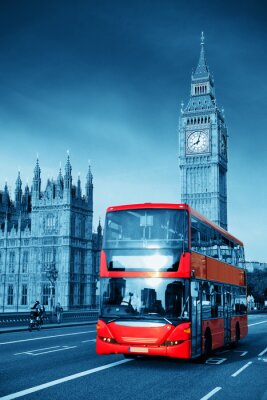 Londoner Bus mit Westminister im Hintergrund