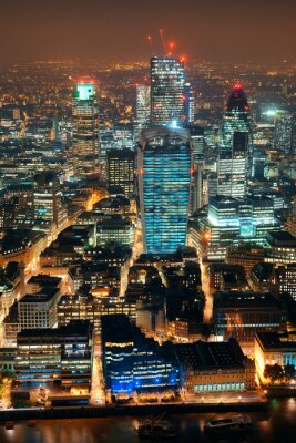 Londoner Wolkenkratzer bei Nacht