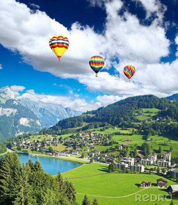 Bild Luftballons über einem kleinen Schweizer Dorf