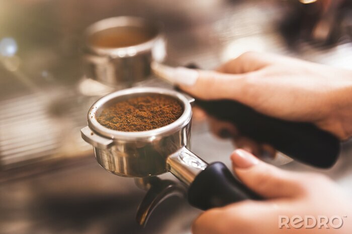 Bild Mädchen bedient eine Kaffeemaschine