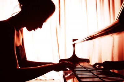 Bild Mädchen komponiert Musik auf dem Klavier