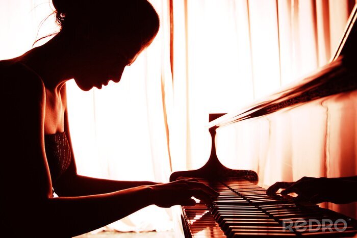 Bild Mädchen komponiert Musik auf dem Klavier