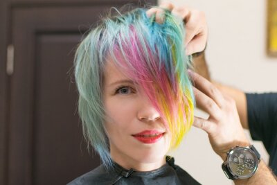 Bild Mädchen mit modernem Haarschnitt
