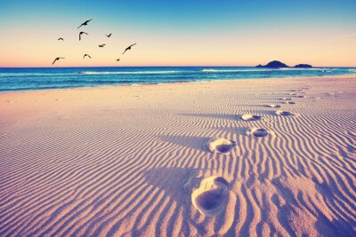 Magische Fußspuren im Sand