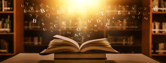 Bild Magisches Buch auf einem Schreibtisch