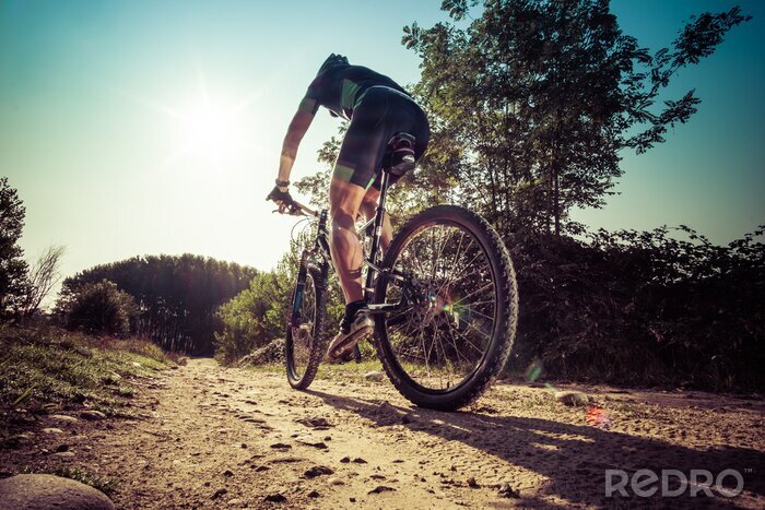 Bild Man Reiten auf einer schmutzigen Straße auf dem Mountainbike