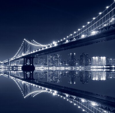 Manhattan Bridge und Reflexion im Wasser