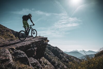 Bild Mann auf dem Fahrrad auf Felsen