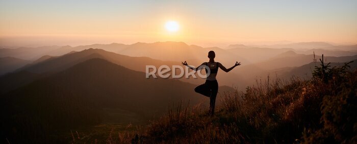 Bild Meditierende Frau bei Sonnenuntergang