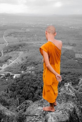 Mensch in der buddhistischen Kleidung