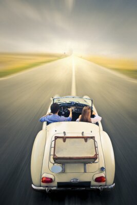 Menschen mit fahrendem Auto