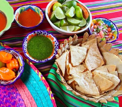 Bild Mexikanisches Essen auf bunter Tischdecke