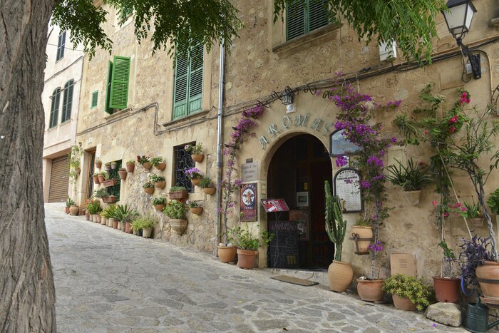 Bild Mit Blumen geschmückte Fassade