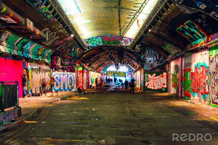 Bild Mit Graffiti bemalter Untergrundtunnel
