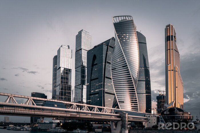 Bild Moderne Wolkenkratzer und Brücke in der Stadt
