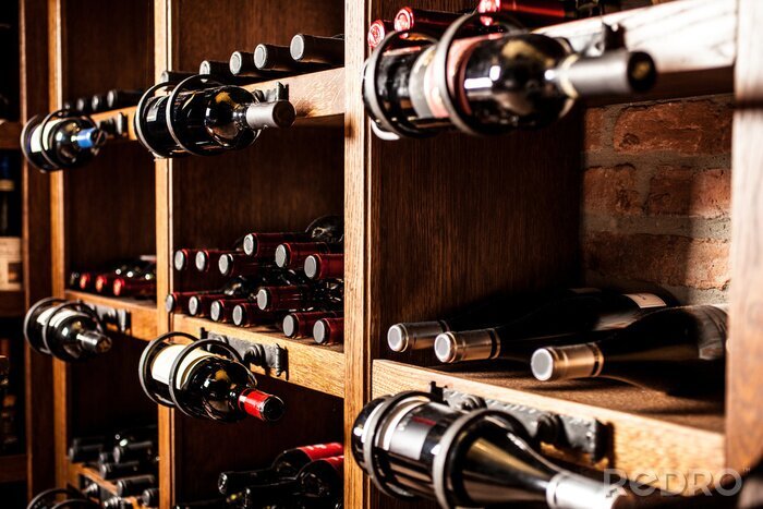 Bild Modernes Weingut mit Flaschen