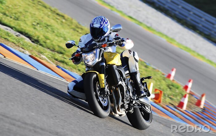 Bild Motorrad in einer scharfen Kurve