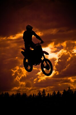 Motorrad und Sonne hinter den Wolken