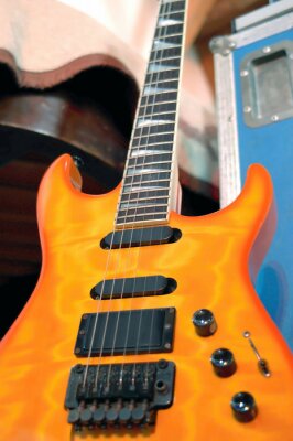 Musik und orangefarbene Gitarre