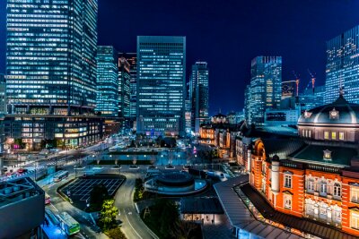 Nächtliches Tokio und beleuchtete Gebäude