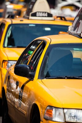 Nahaufnahme von gelben Taxis
