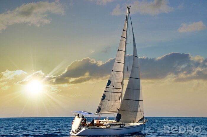 Bild Nahaufnahme von Segelboot und Sonnenaufgang