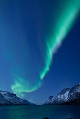 Natürliches Polarlicht inmitten eines Fjordes
