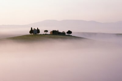 Bild Neblige Landschaft der Toskana