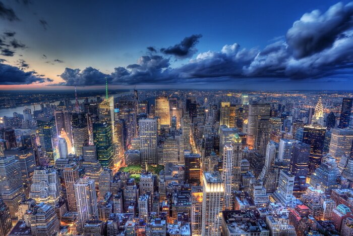 Bild New York in der Abenddämmerung mit beleuchteten Wolkenkratzern