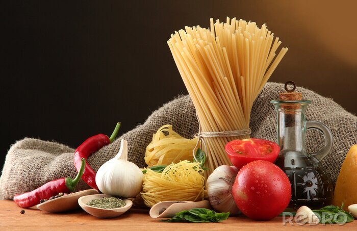 Bild Nudeln und italienische Zutaten