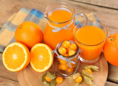 Obst Orangen und Saft in Krügen